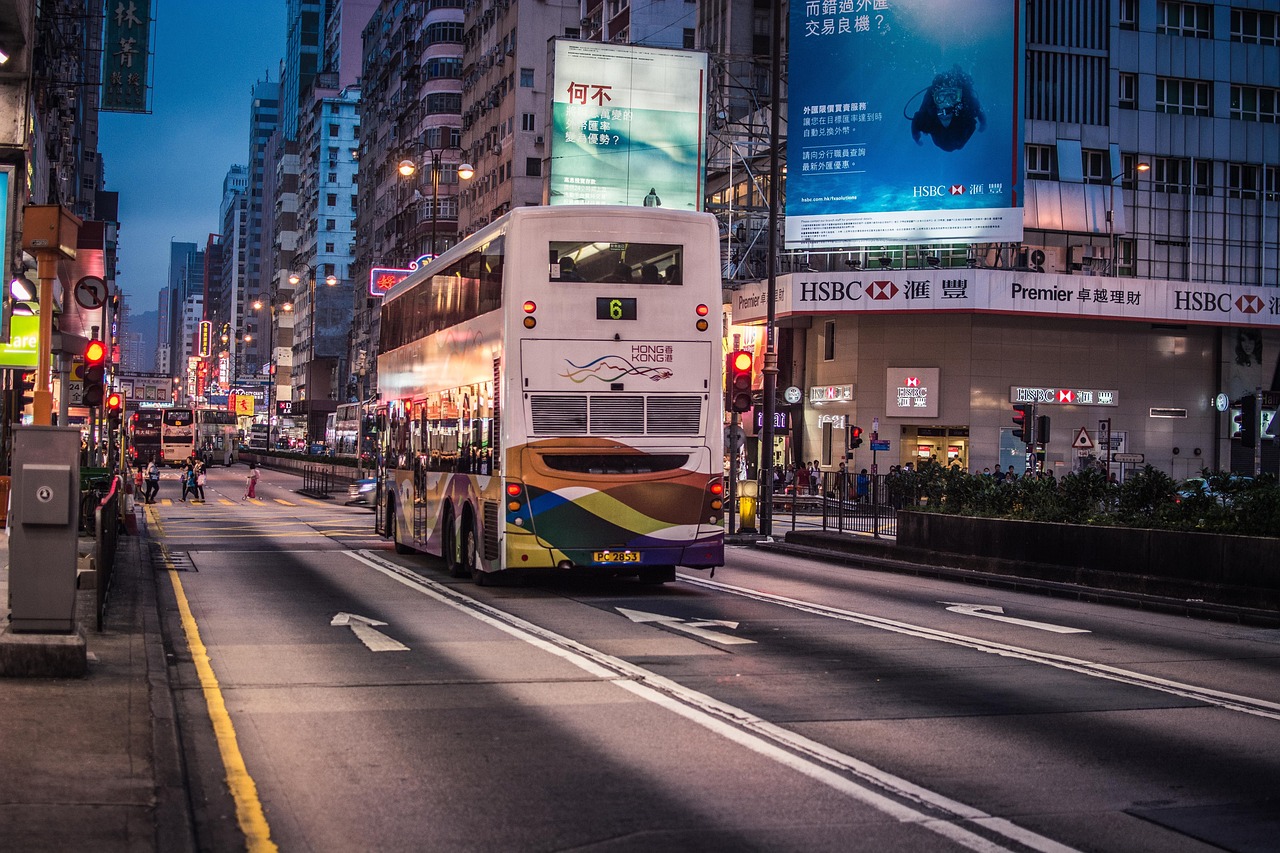 2043年，香港特马六期揭秘之夜